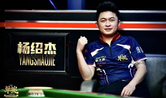 球迷们拭目 球迷们拭目